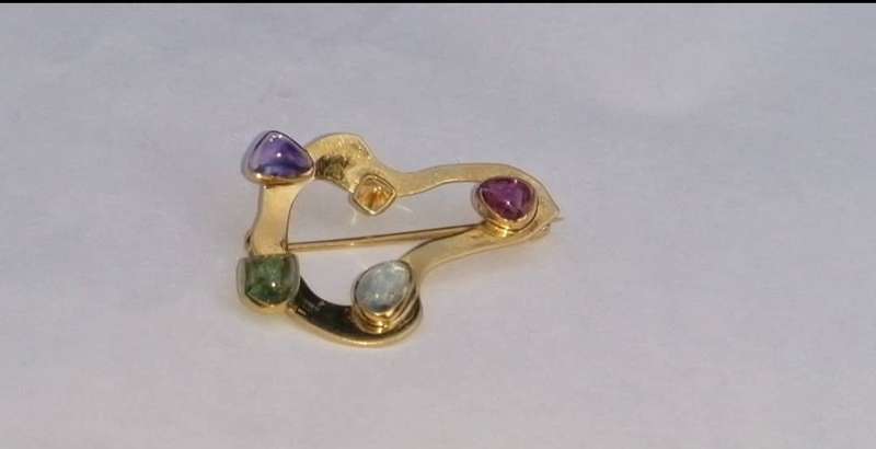 Vintage solid 18ct gold brooch with gems