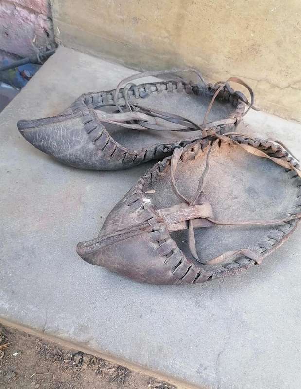 OLD ANTIQUE PRIMITIVE MENs HAND MADE LEATHER SANDALS SHOES