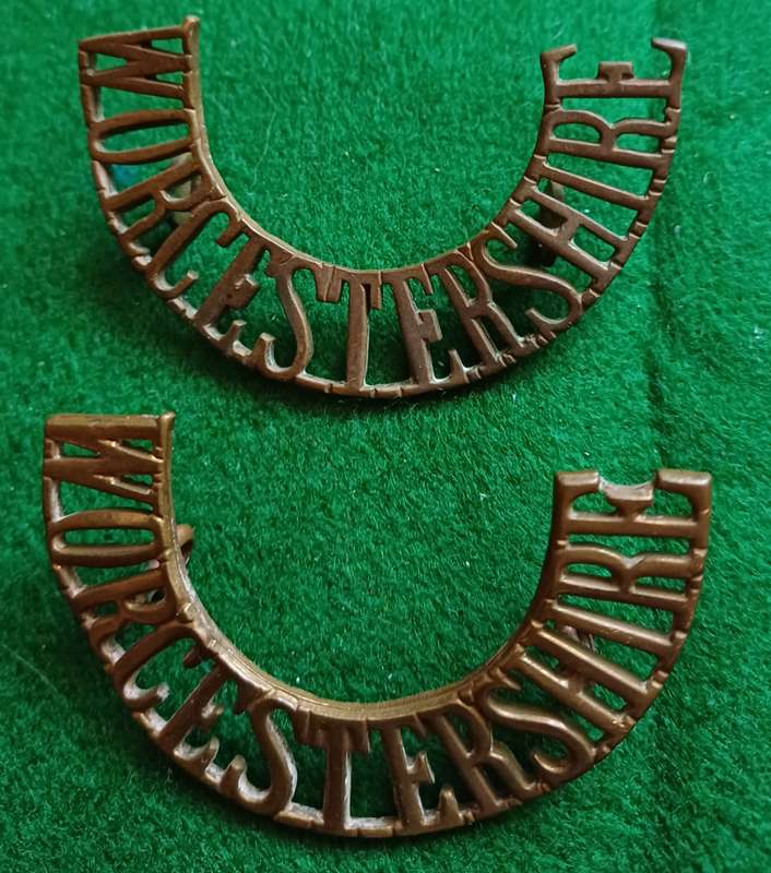 British Army, Worcestershire Regt brass titles x 2