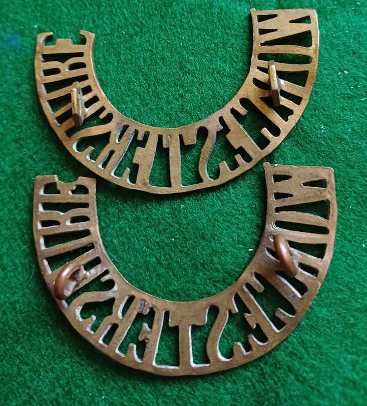 British Army, Worcestershire Regt brass titles x 2