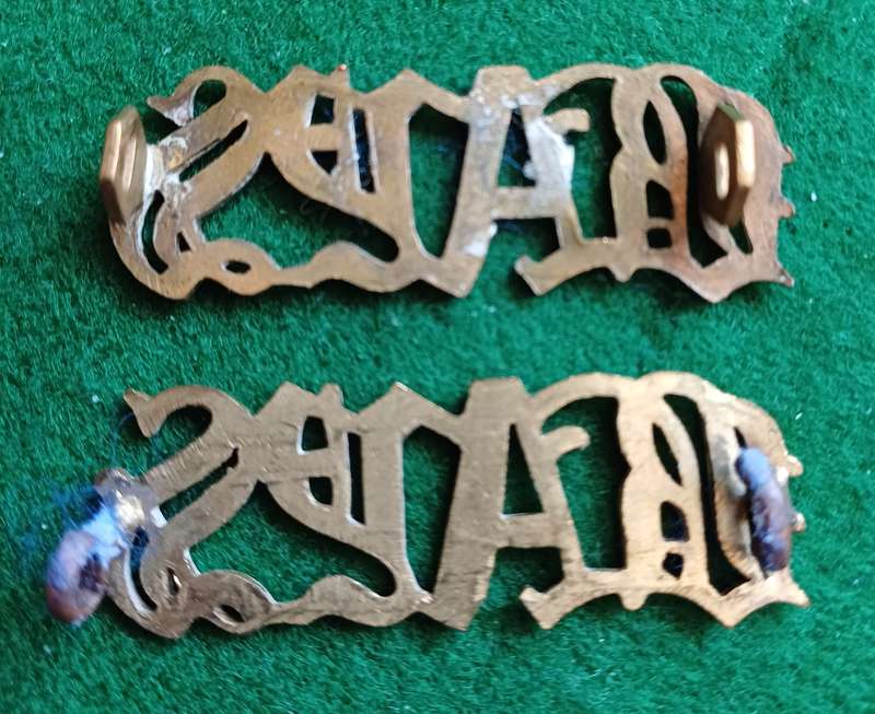 British Army, 2nd Dragoon Guards, (Queen's Bays,) brass titles pair