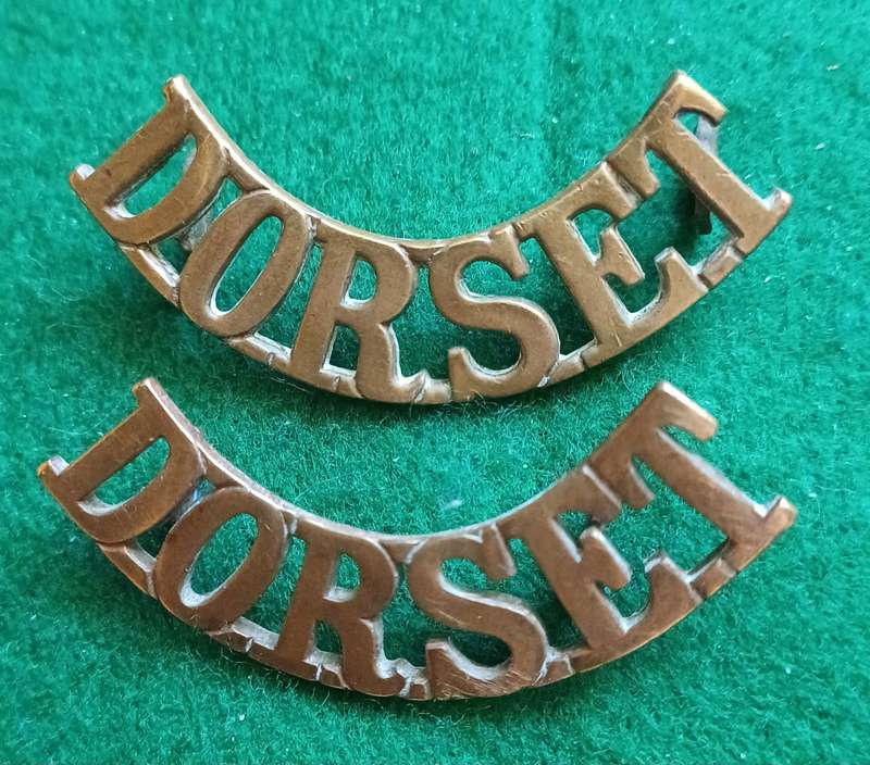 British Army, Dorsetshire Regt brass titles pair, D lugs