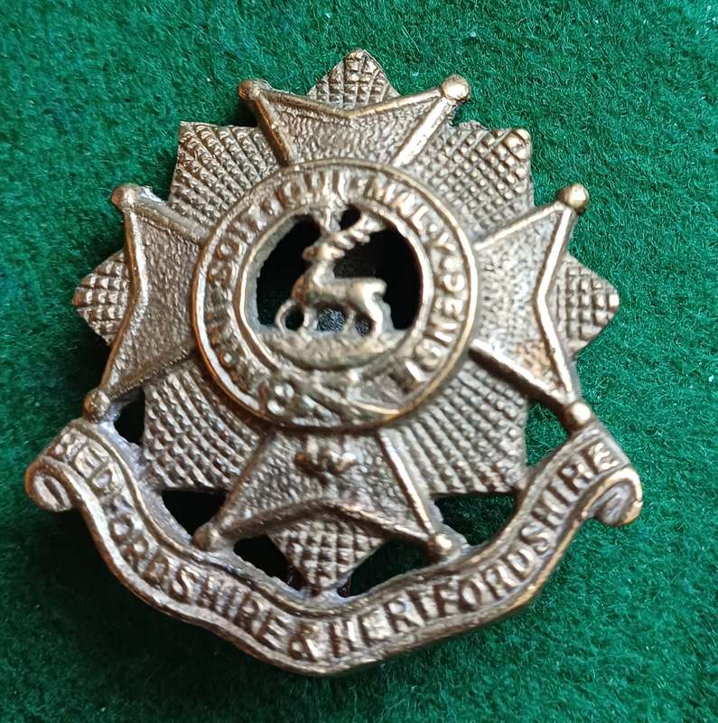 British Army, Beds & Herts brass cast cap badge