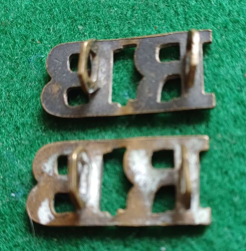 British Army, Rifle Brigade brass titles pair, D lugs