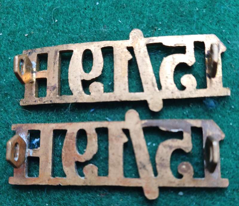 British Army: XV / XIX Kings Hussars brass titles, D lugs