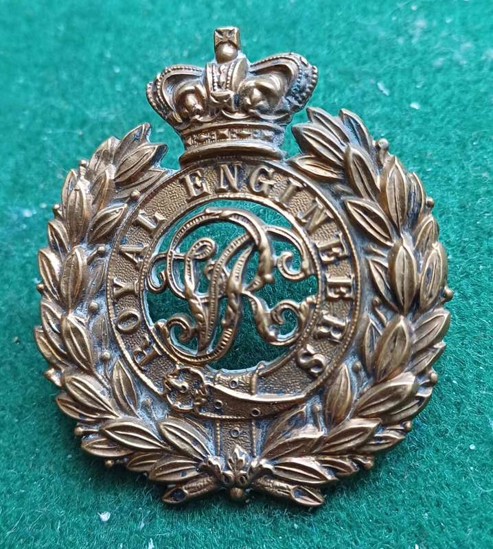 British Army: Royal Engineers QVC brass cap badge, lugs