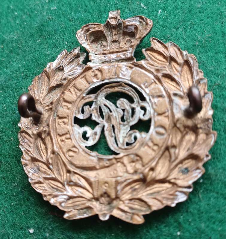 British Army: Royal Engineers QVC brass cap badge, lugs