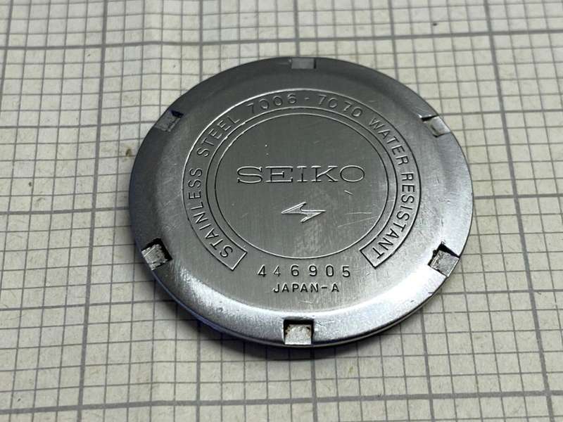 SEIKO 7006 - 7070 case back