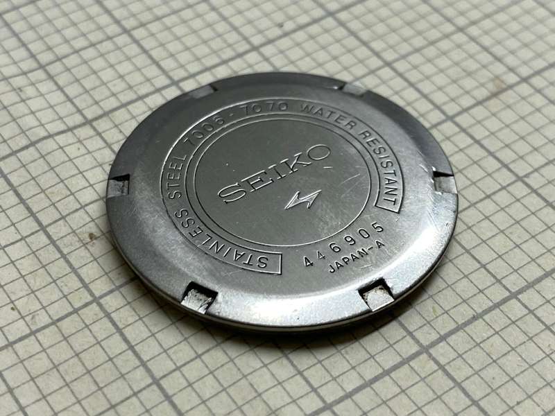 SEIKO 7006 - 7070 case back