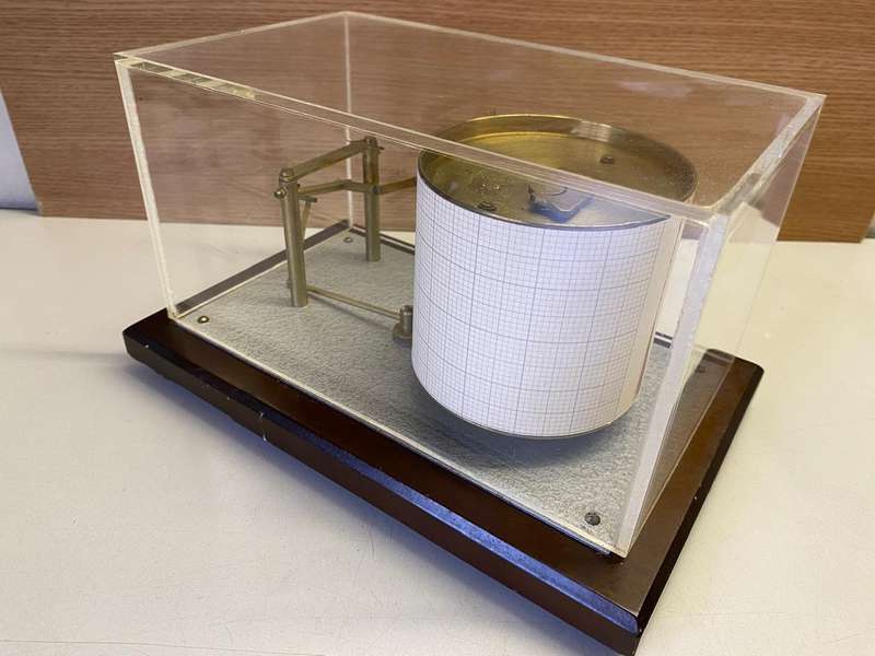 Recording barometer