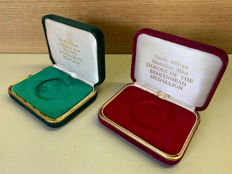 2 Velvet boxes for 1 Oz Krugerrand or similar size coin