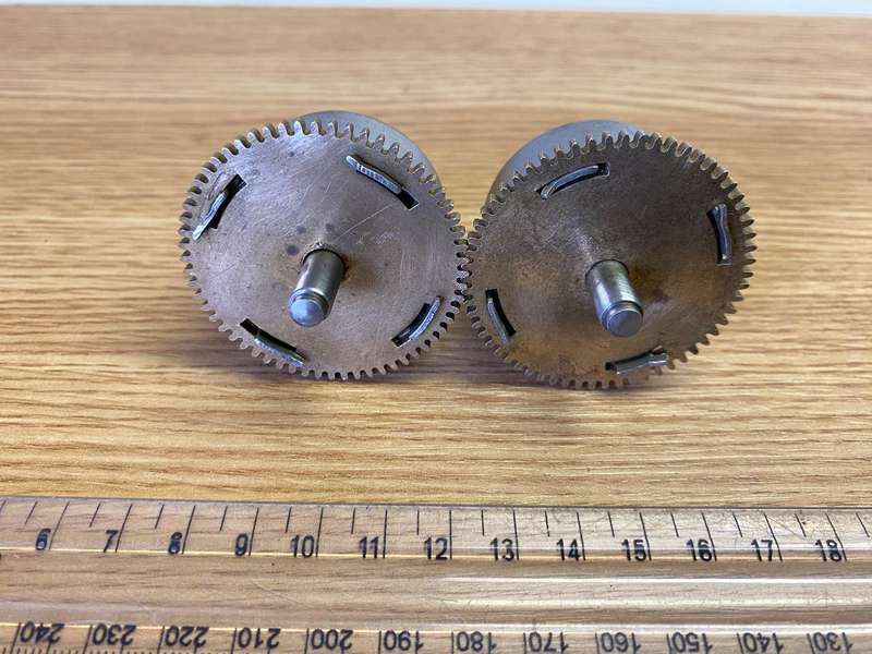 Clock mainspring barrels with springs