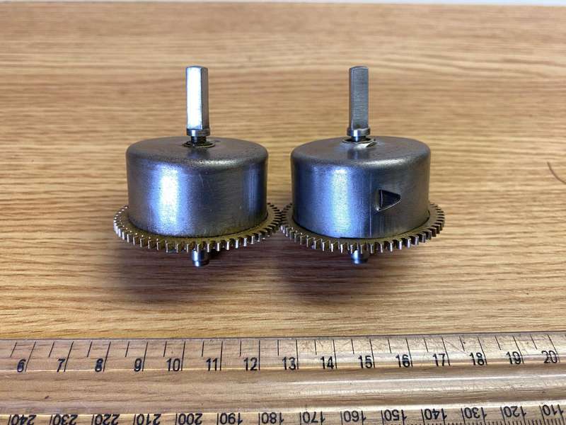 Clock mainspring barrels with springs
