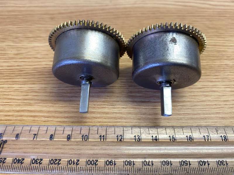Clock mainspring barrels with springs