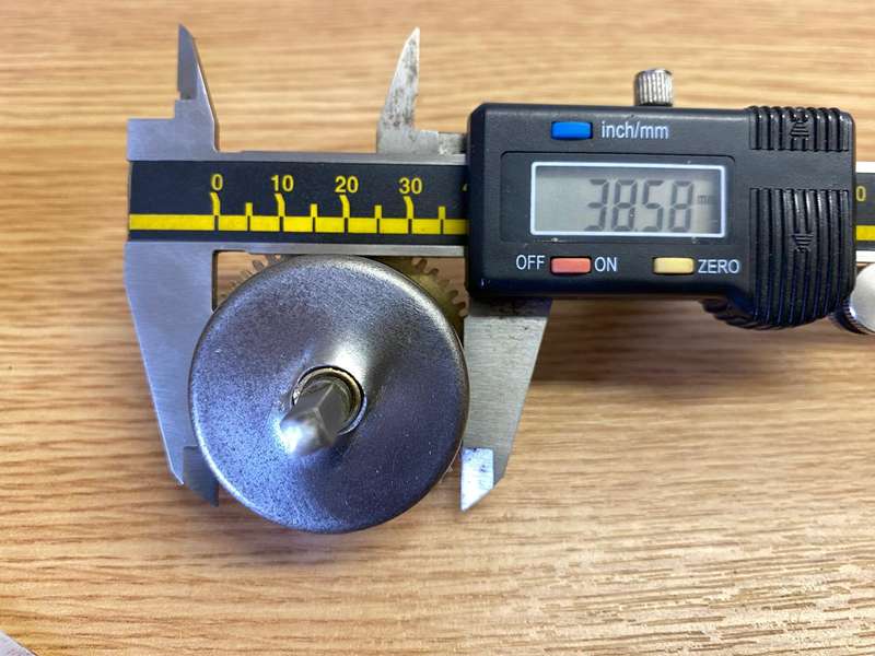 Clock mainspring barrels with springs