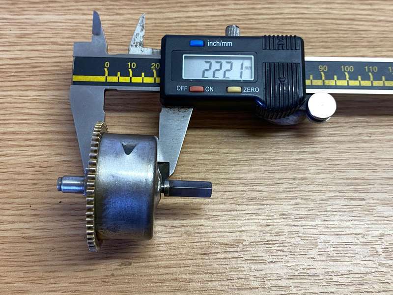 Clock mainspring barrels with springs