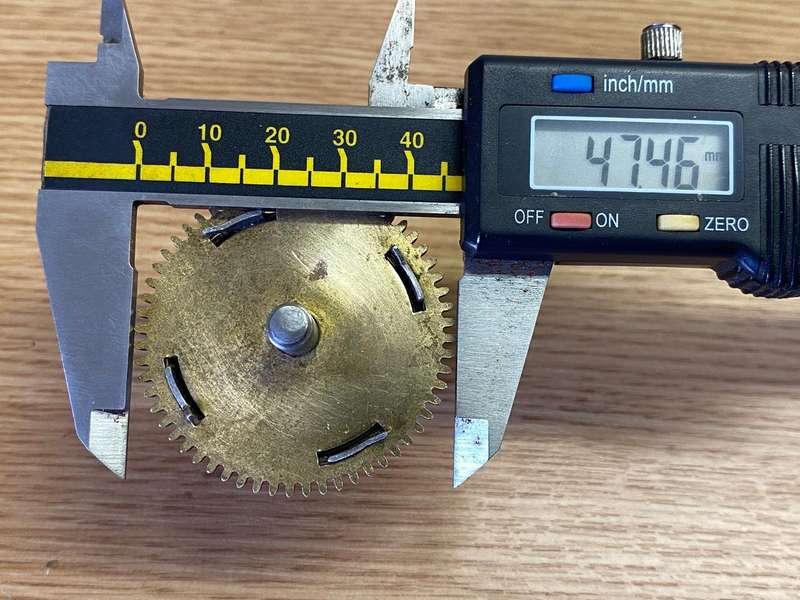 Clock mainspring barrels with springs