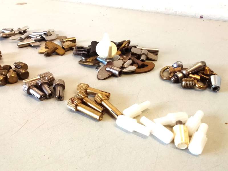 Alarm clock winders & pushers - lot 1