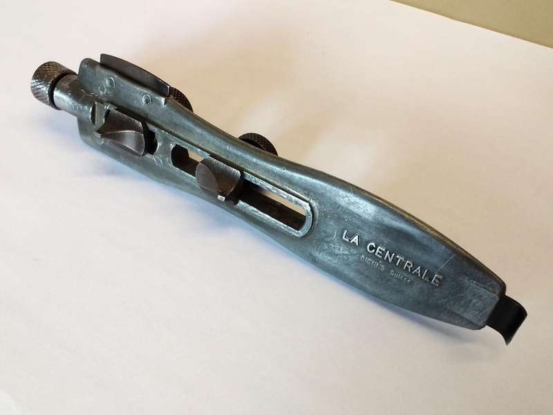 LA CENTRALE - universal watch case opener