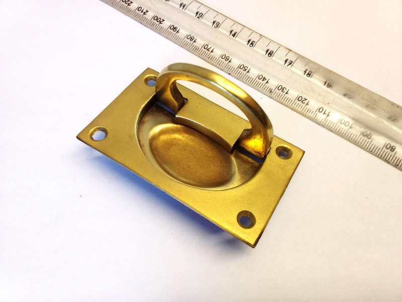 Flush mount cupboard/drawer handle