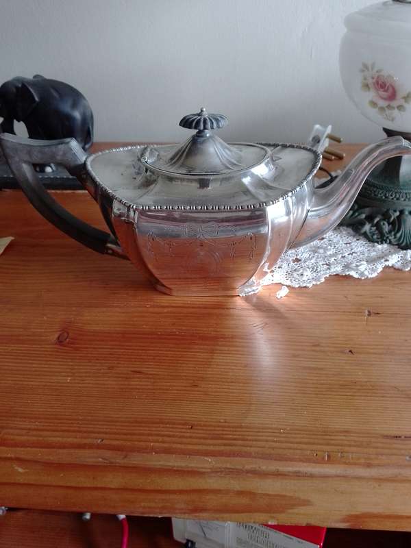 A GORGEOUS ANTIQUE SILVER PLATED TEAPOT