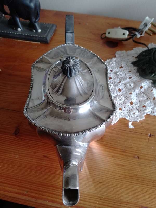 A GORGEOUS ANTIQUE SILVER PLATED TEAPOT
