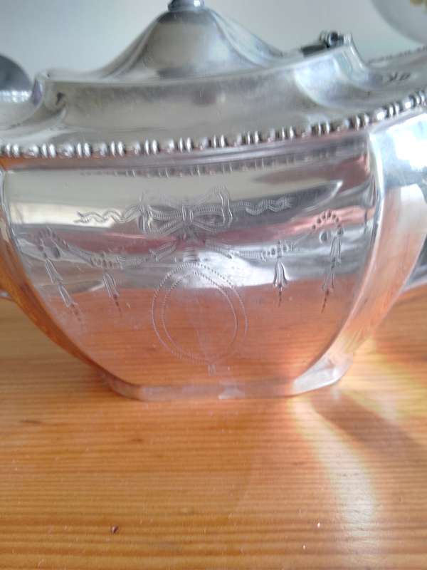 A GORGEOUS ANTIQUE SILVER PLATED TEAPOT