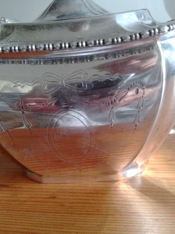 A GORGEOUS ANTIQUE SILVER PLATED TEAPOT