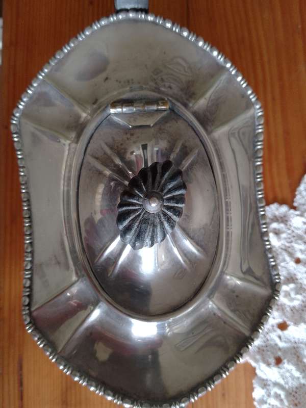 A GORGEOUS ANTIQUE SILVER PLATED TEAPOT