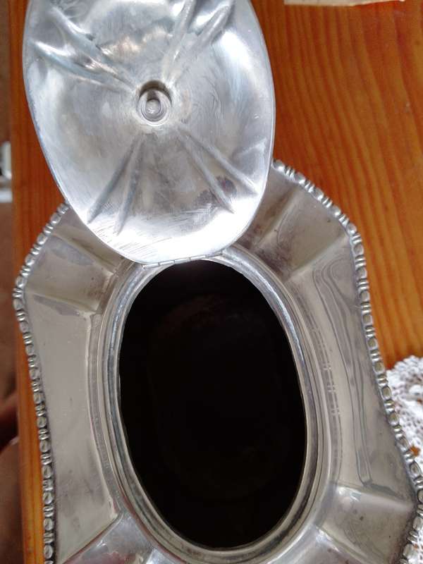 A GORGEOUS ANTIQUE SILVER PLATED TEAPOT