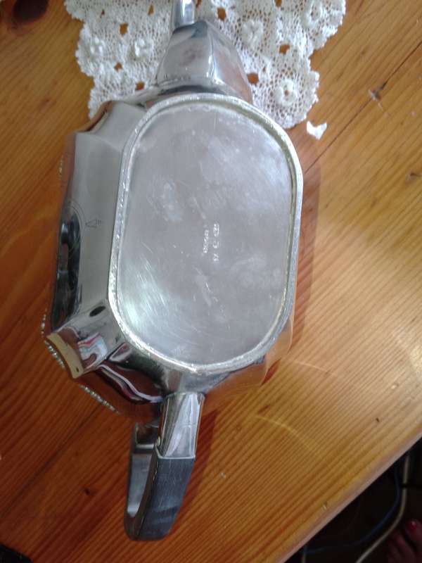 A GORGEOUS ANTIQUE SILVER PLATED TEAPOT