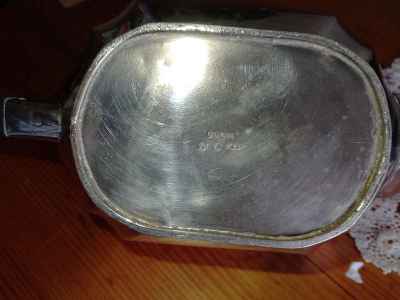 A GORGEOUS ANTIQUE SILVER PLATED TEAPOT