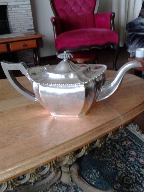 A GORGEOUS ANTIQUE SILVER PLATED TEAPOT