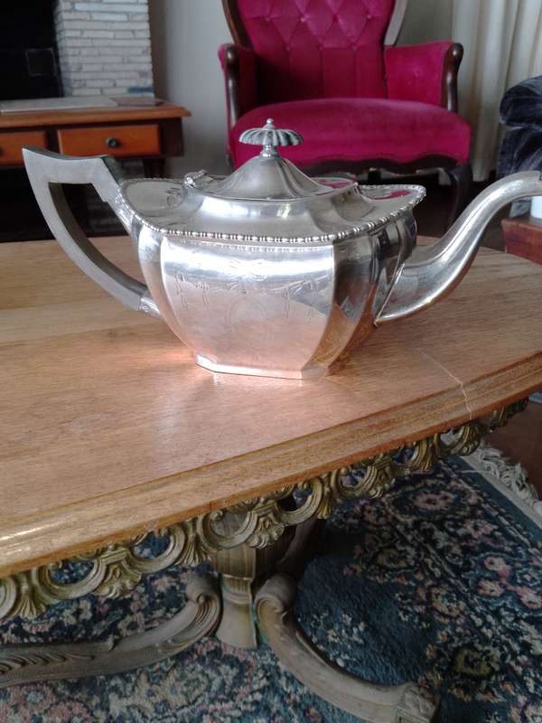 A GORGEOUS ANTIQUE SILVER PLATED TEAPOT