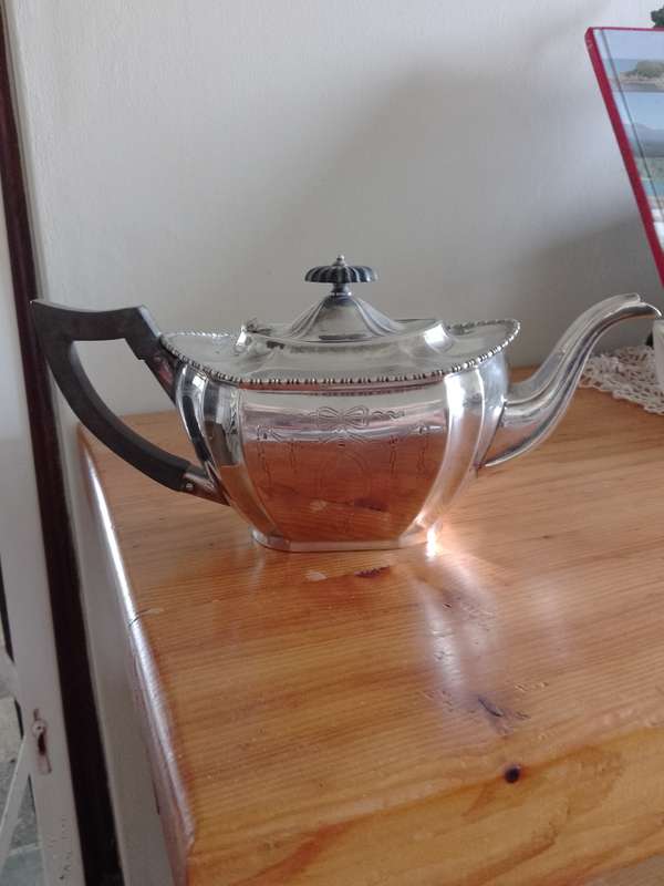 A GORGEOUS ANTIQUE SILVER PLATED TEAPOT