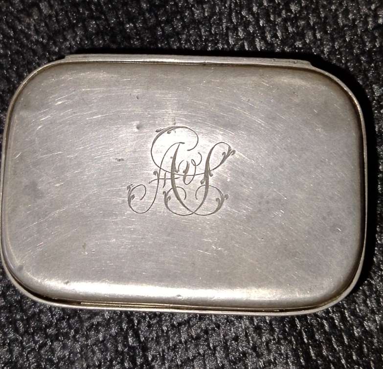 AN ANTIQUE SILVER MATCH BOX HOLDER  & STRIKER 7x5x3cm