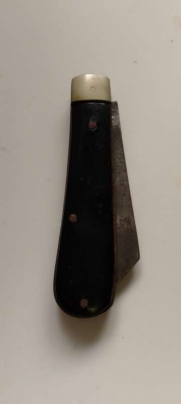 An ANTIQUE RODGERS AND SHEFFIELD COLLAPSABLE PENKNIFE / POCKET KNIFE.