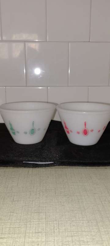 A PAIR OF VINTAGE MILK GLASS MIXING BOWLS -OP 14 X 9 BASE 7CM