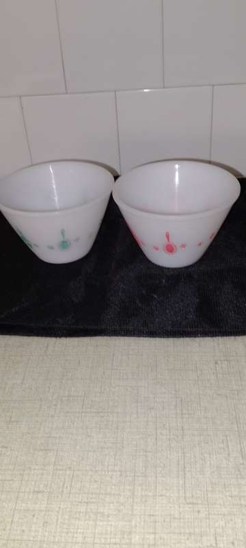 A PAIR OF VINTAGE MILK GLASS MIXING BOWLS -OP 14 X 9 BASE 7CM