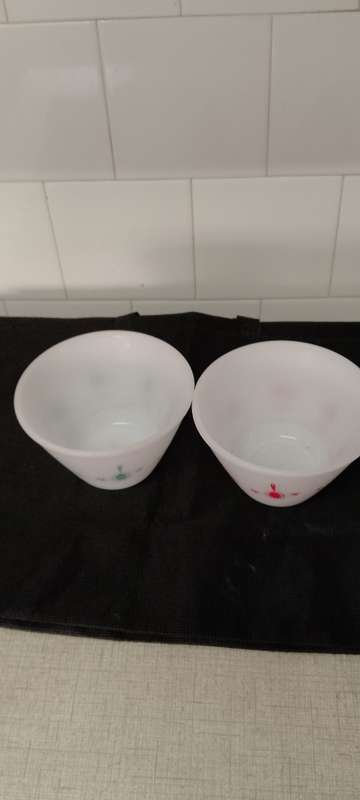 A PAIR OF VINTAGE MILK GLASS MIXING BOWLS -OP 14 X 9 BASE 7CM