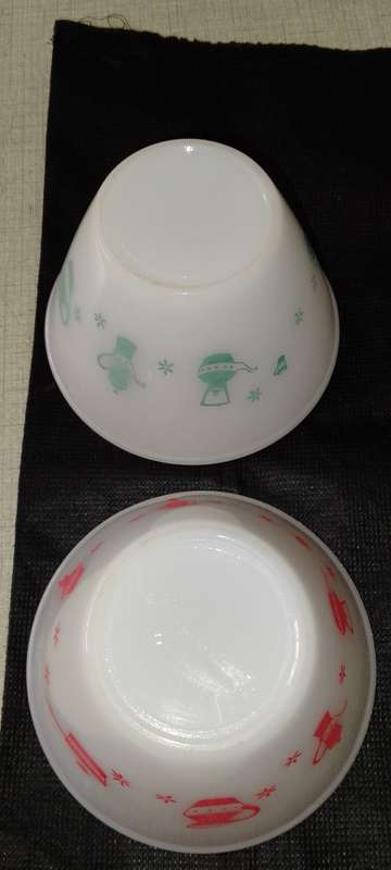 A PAIR OF VINTAGE MILK GLASS MIXING BOWLS -OP 14 X 9 BASE 7CM