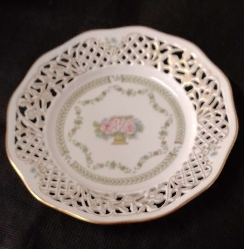 *#A VINTAGE GALLO LEONARDO PORCELAIN PIERCED LATTICED CAKE PLATE 19cm across