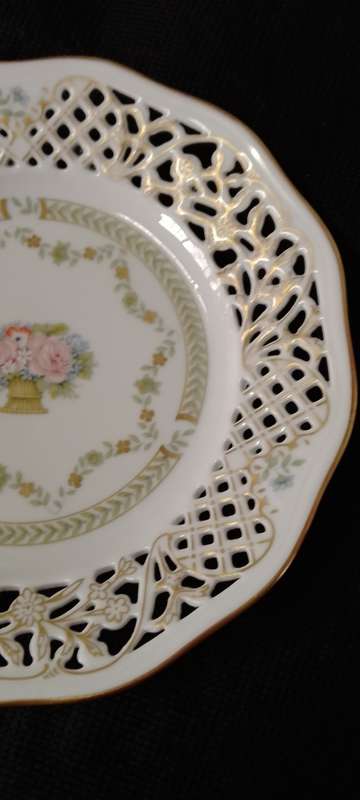 *#A VINTAGE GALLO LEONARDO PORCELAIN PIERCED LATTICED CAKE PLATE 19cm across