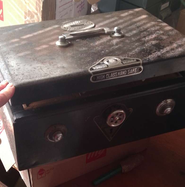A VINTAGE HIGH CLASS ALL STEEL HAND SAFE 36x24x16 NO KEY