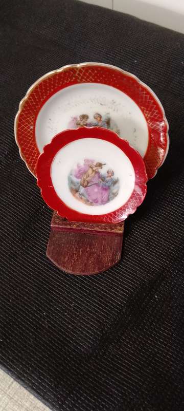 2x unmarked VINTAGE PLATES on wooden stand big one 9cm