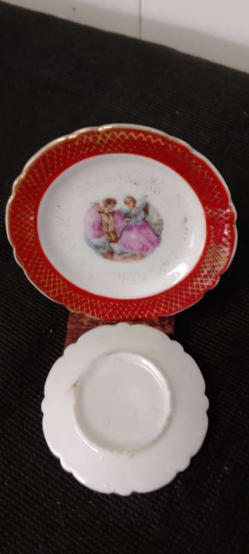 2x unmarked VINTAGE PLATES on wooden stand big one 9cm