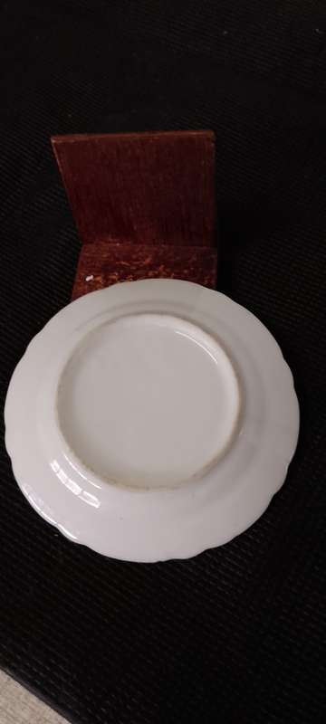 2x unmarked VINTAGE PLATES on wooden stand big one 9cm