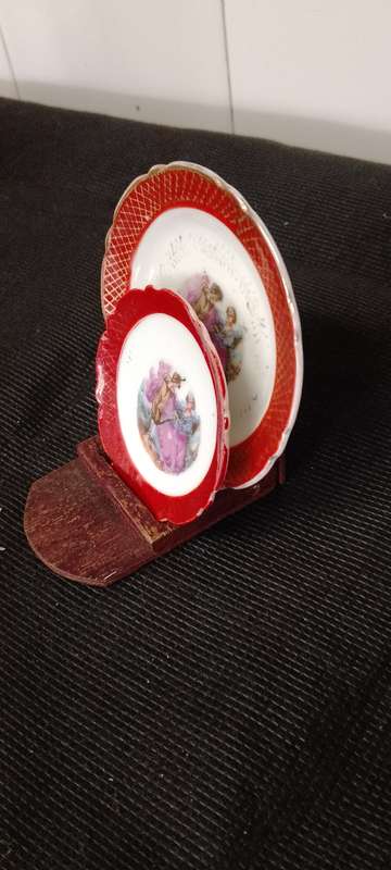 2x unmarked VINTAGE PLATES on wooden stand big one 9cm
