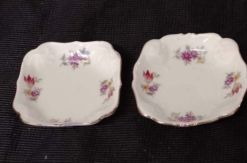 A PAIR OF PORCELAIN ALKA BAVARIAN TRINKET PLATES 7.5 x 7.5cm No. 703
