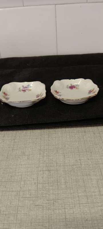 A PAIR OF PORCELAIN ALKA BAVARIAN TRINKET PLATES 7.5 x 7.5cm No. 703